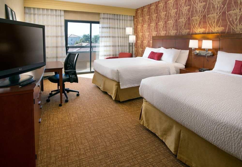 Courtyard By Marriott Phoenix Airport Exterior photo