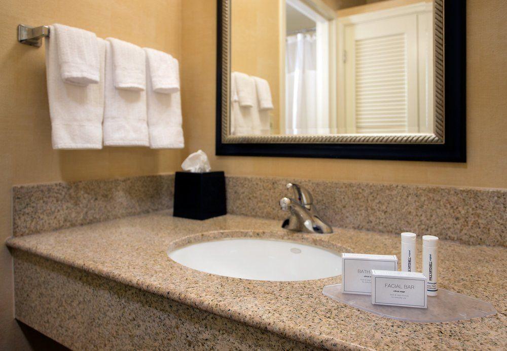 Courtyard By Marriott Phoenix Airport Exterior photo