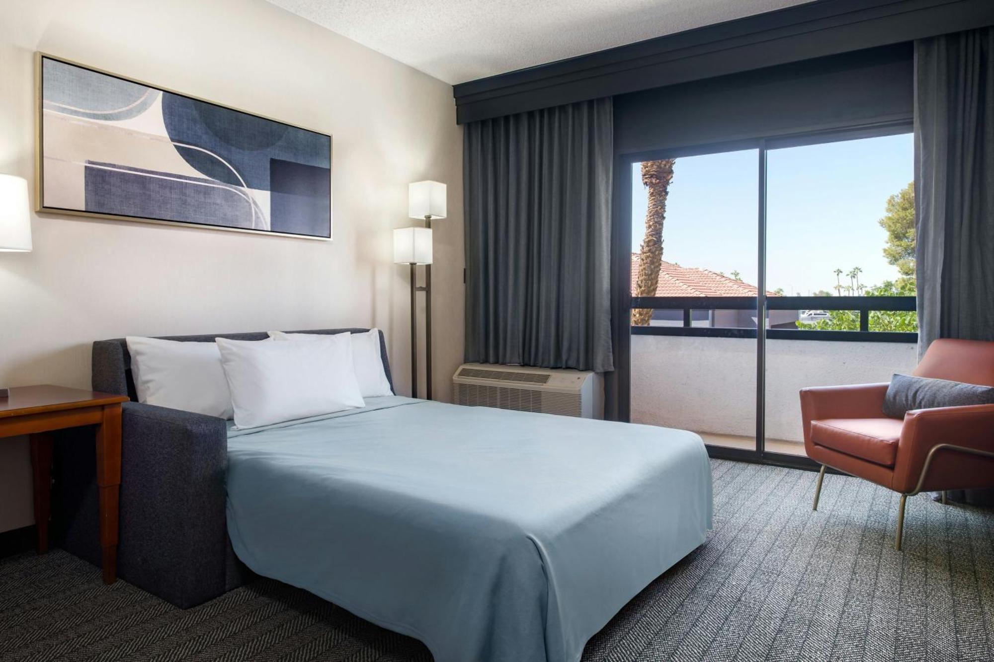 Courtyard By Marriott Phoenix Airport Exterior photo