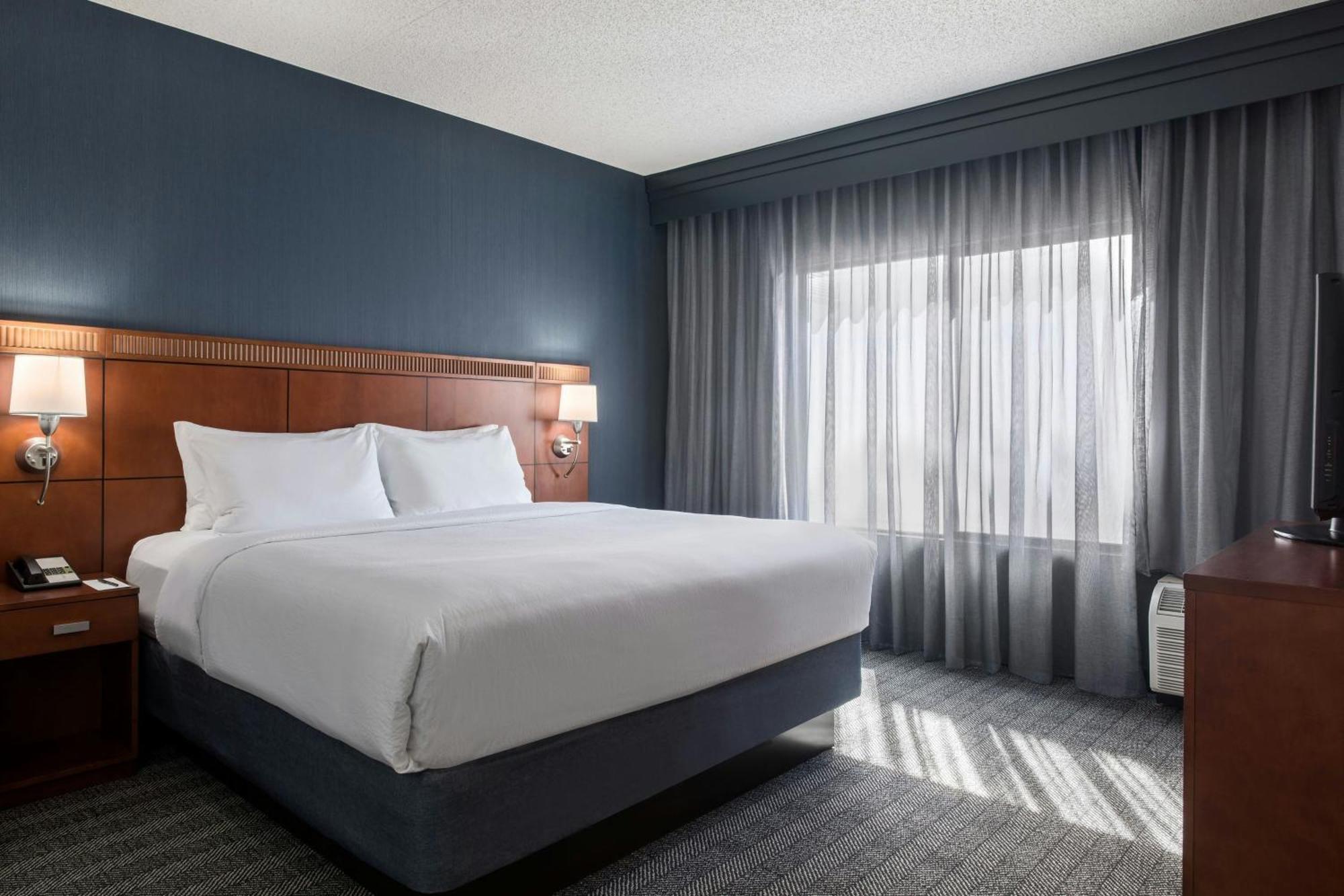 Courtyard By Marriott Phoenix Airport Exterior photo