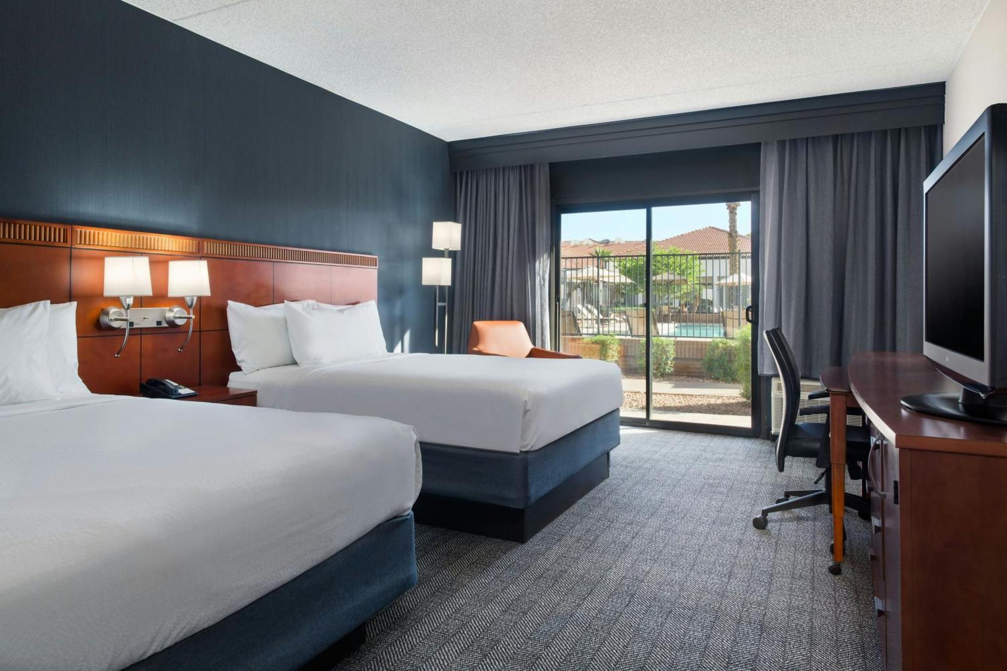 Courtyard By Marriott Phoenix Airport Exterior photo