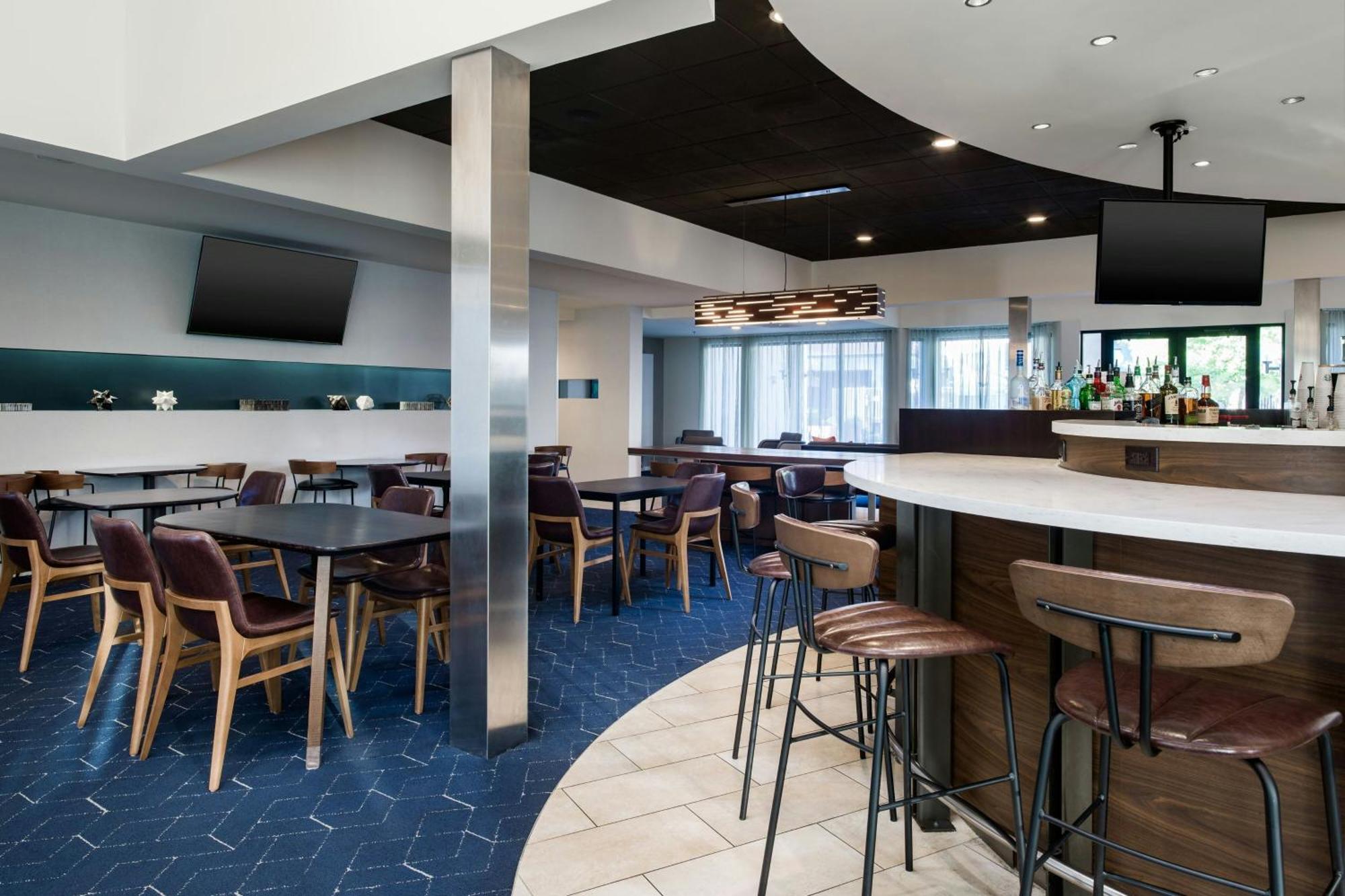 Courtyard By Marriott Phoenix Airport Exterior photo