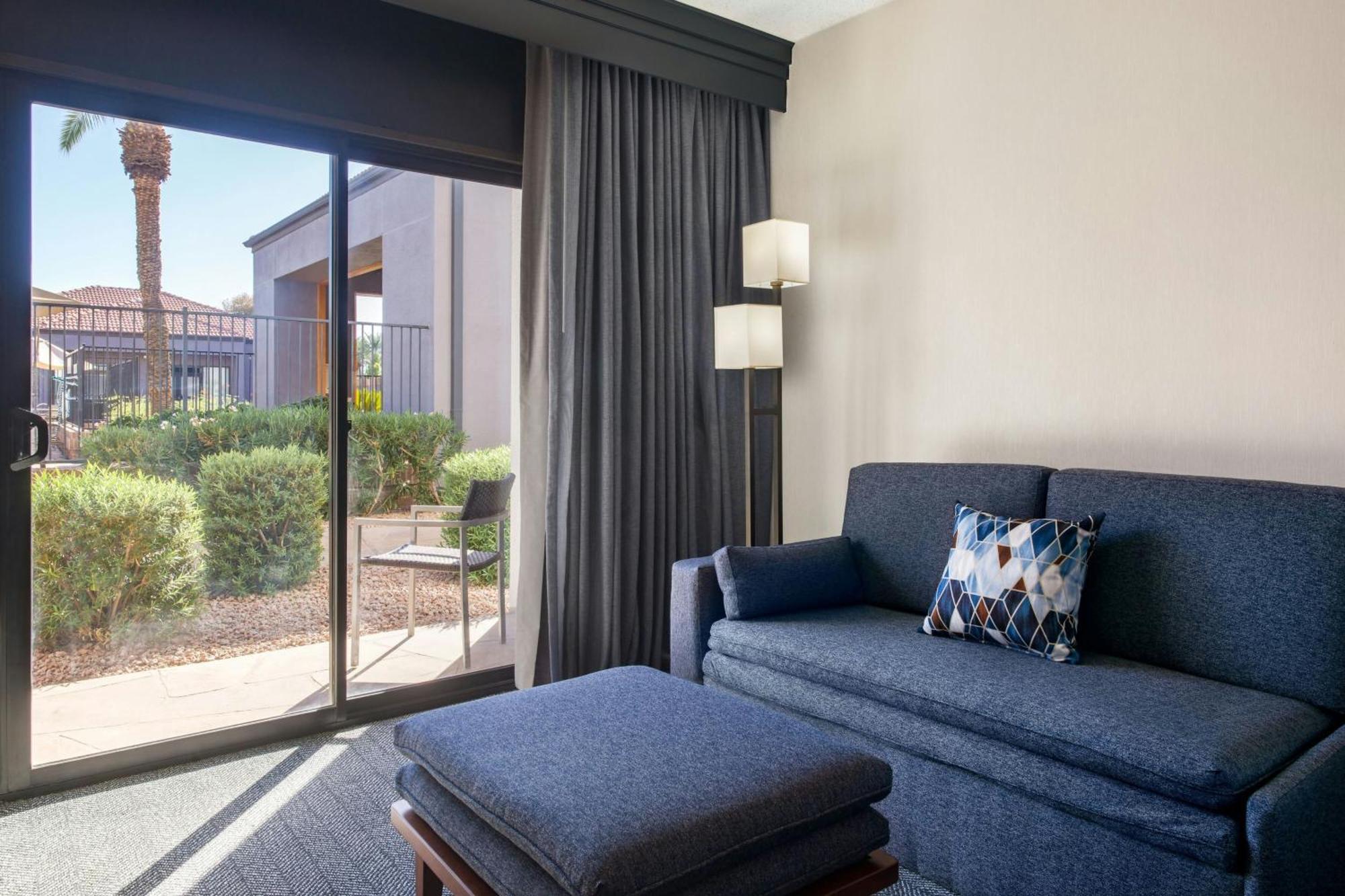 Courtyard By Marriott Phoenix Airport Exterior photo