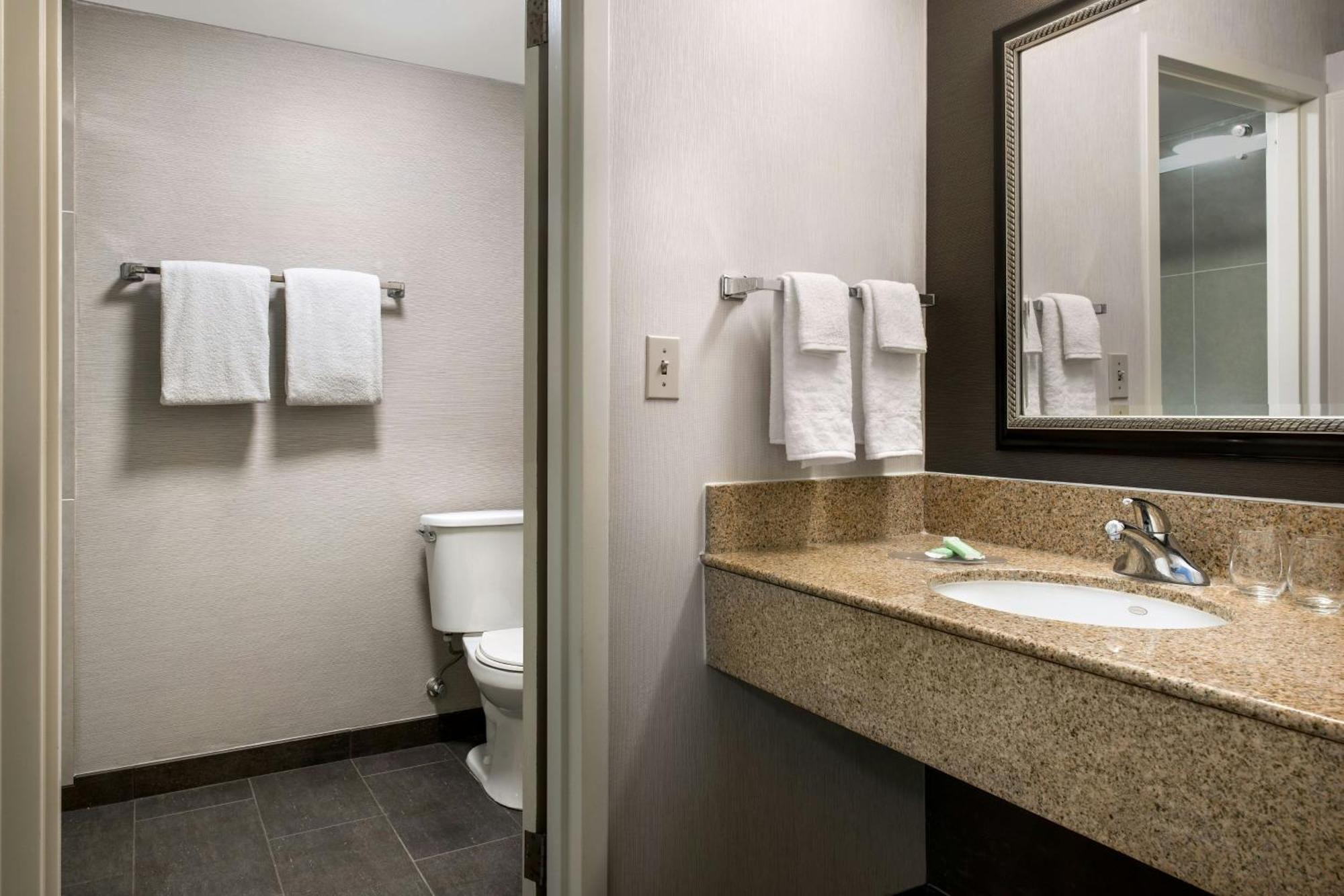 Courtyard By Marriott Phoenix Airport Exterior photo