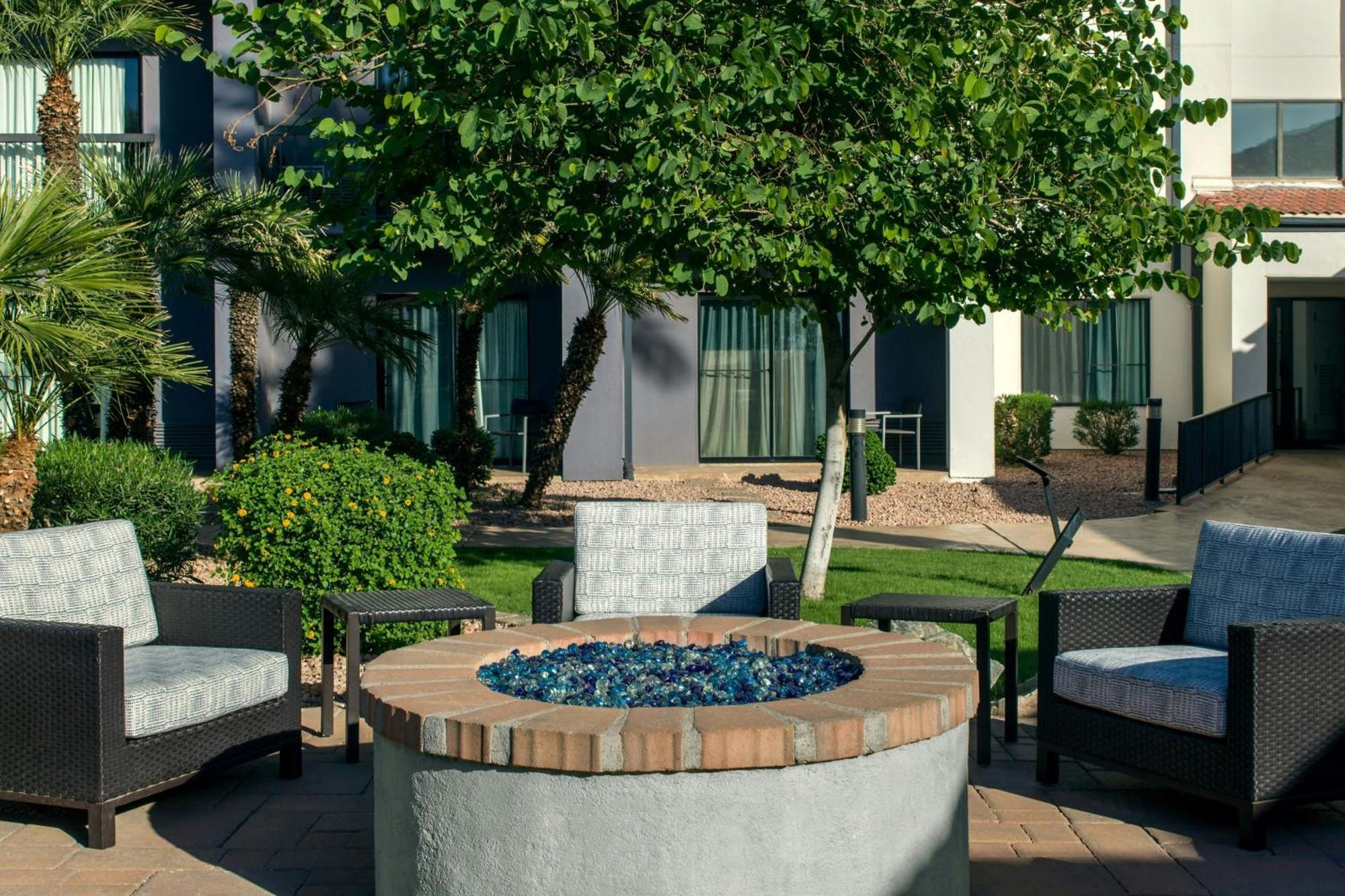 Courtyard By Marriott Phoenix Airport Exterior photo