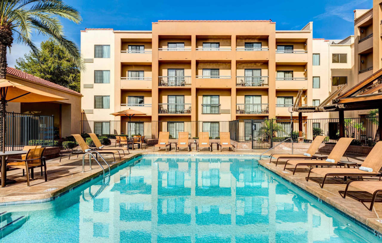 Courtyard By Marriott Phoenix Airport Exterior photo